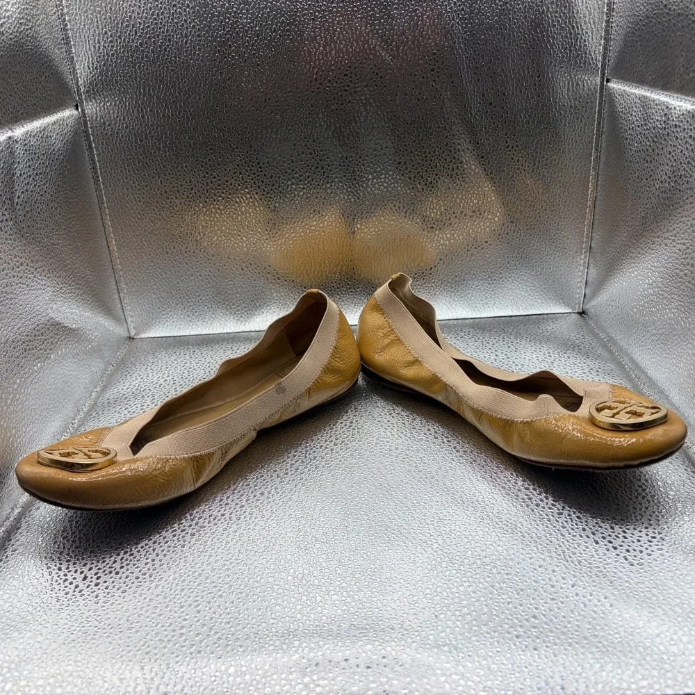 Size 7 M Tory Burch Caroline Tan Womens Gold Logo Patent Leather‎ Ballet Flats
